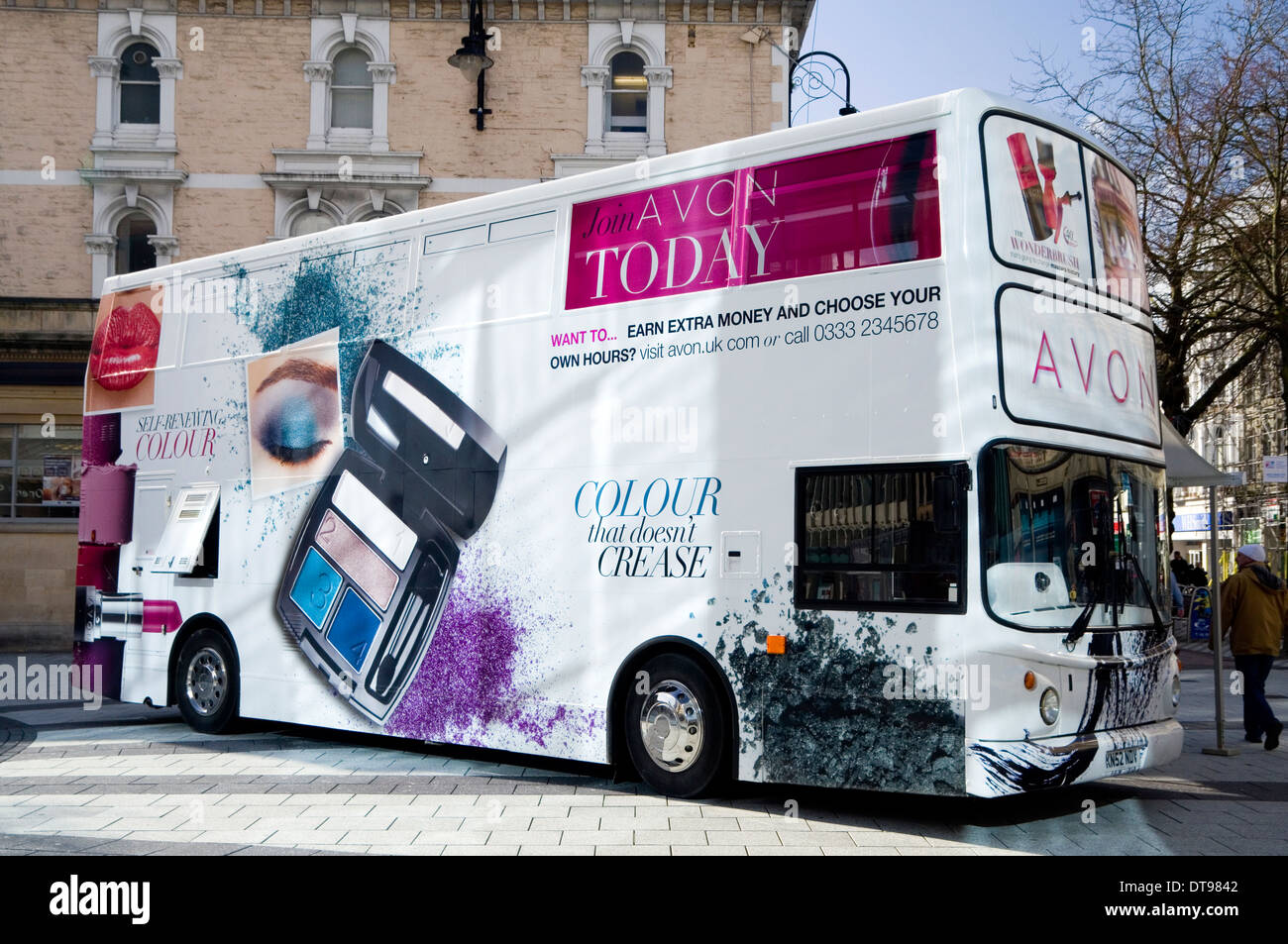 Avon Kosmetik Tour Bus, Queen Street, Cardiff, Wales. Stockfoto
