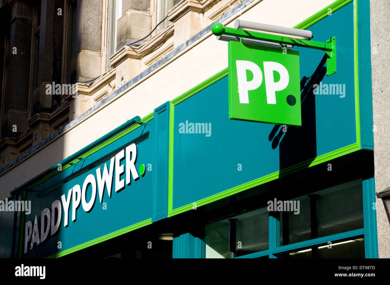 Paddy Power Sportwetten Shop, Cardiff Stadtzentrum, Wales. Stockfoto