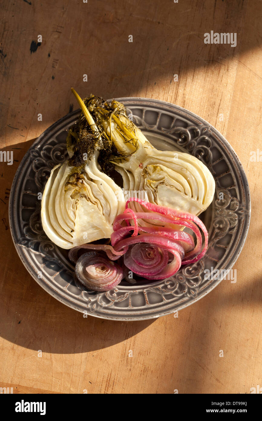 Teller mit gebratenem Gemüse Fenchel und roten Zwiebeln Stockfoto