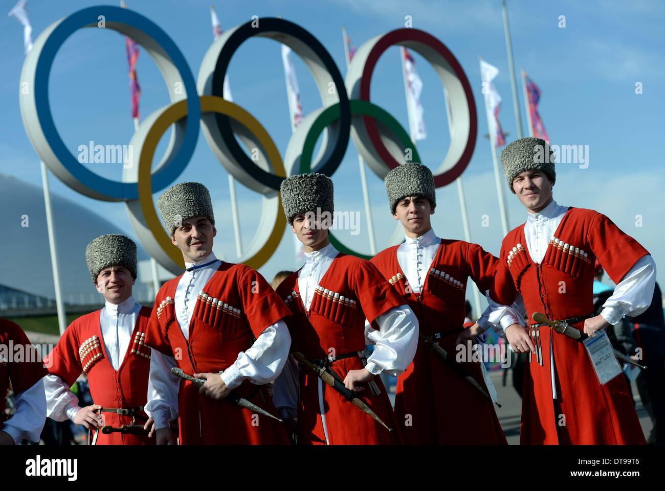 Männer in russische Tracht im Olympiapark bei den Sochi 2014 Olympischen  Spielen, Sotschi, Russland, 12. Februar 2014. Die Olympischen Winterspiele  2014 in Sotschi von 07 bis 23. Februar 2014 laufen. Foto: Frank Mai  Stockfotografie - Alamy