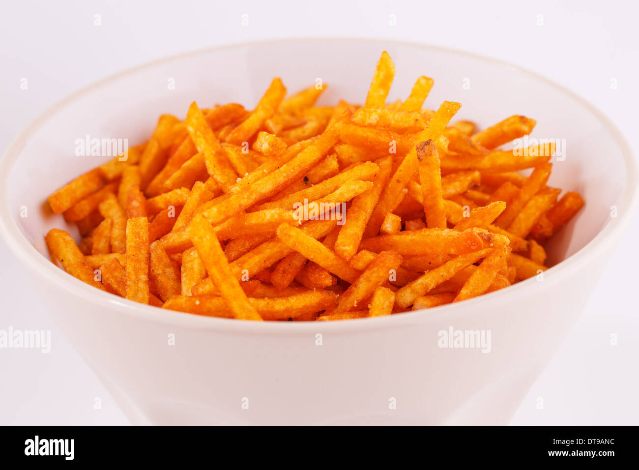 Kartoffelchips in Beige Schale isoliert auf grauem Hintergrund. Stockfoto