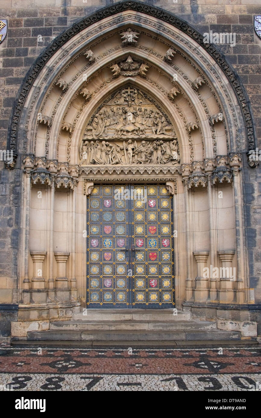 Portal der Basilika von St. Peter und Paul in Vysehrad, Prag, Tschechische Republik. Stockfoto
