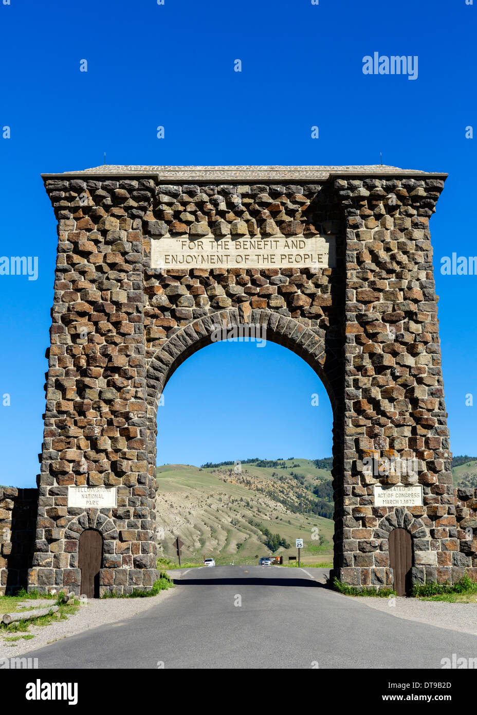 Der Roosevelt-Bogen am nördlichen Eingang zum Yellowstone-Nationalpark, Wyoming, USA Stockfoto