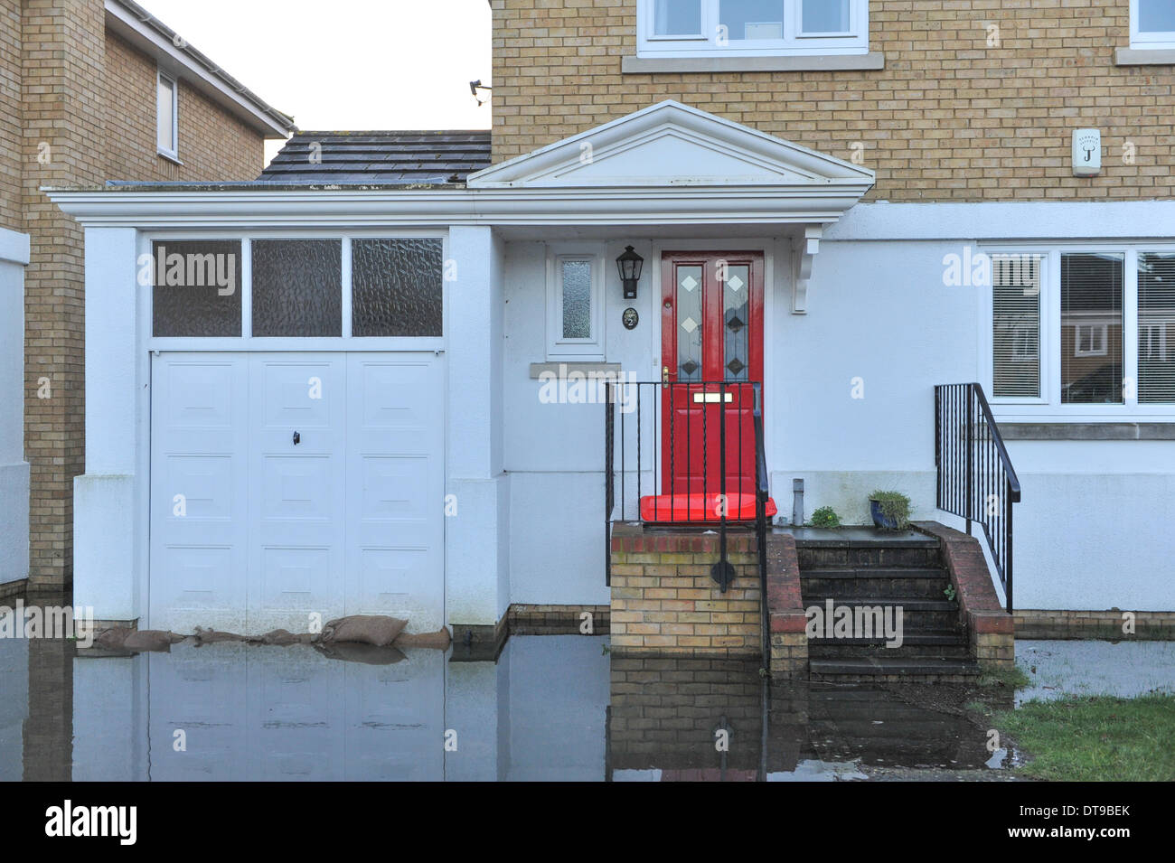Staines, Surrey, UK. 12. Februar 2014. Überschwemmungen gefährden Eigenschaften in Staines. Bildnachweis: Matthew Chattle/Alamy Live-Nachrichten Stockfoto
