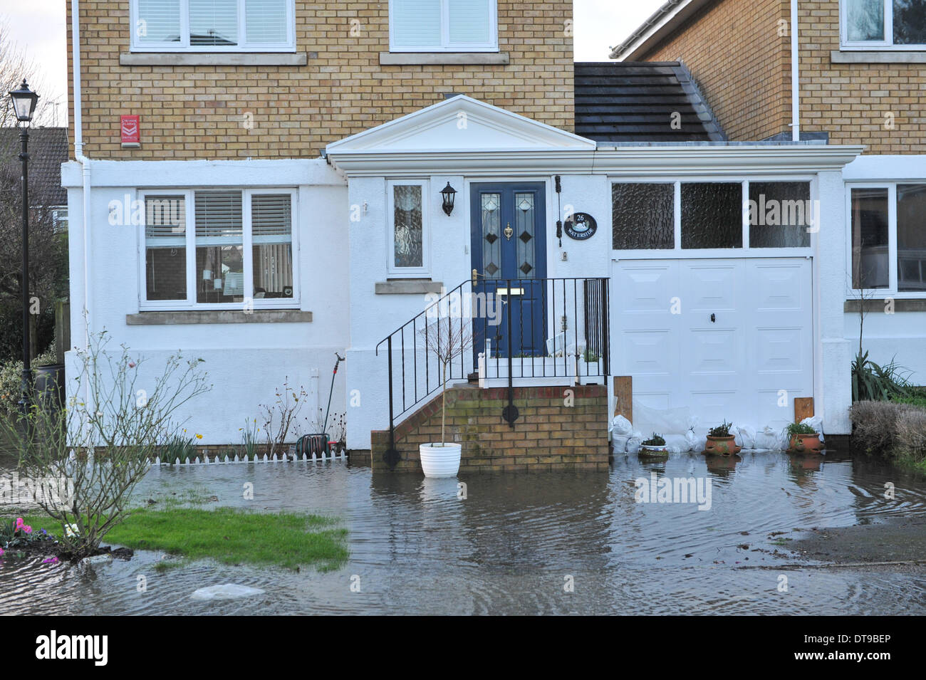 Staines, Surrey, UK. 12. Februar 2014. Überschwemmungen gefährden Eigenschaften in Staines. Bildnachweis: Matthew Chattle/Alamy Live-Nachrichten Stockfoto
