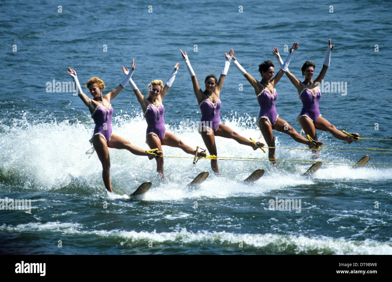 Weibliche Wasserskifahrer zeigen das Team bei Seaworld in Orlando 1980. Bild von David Bagnall. Stockfoto