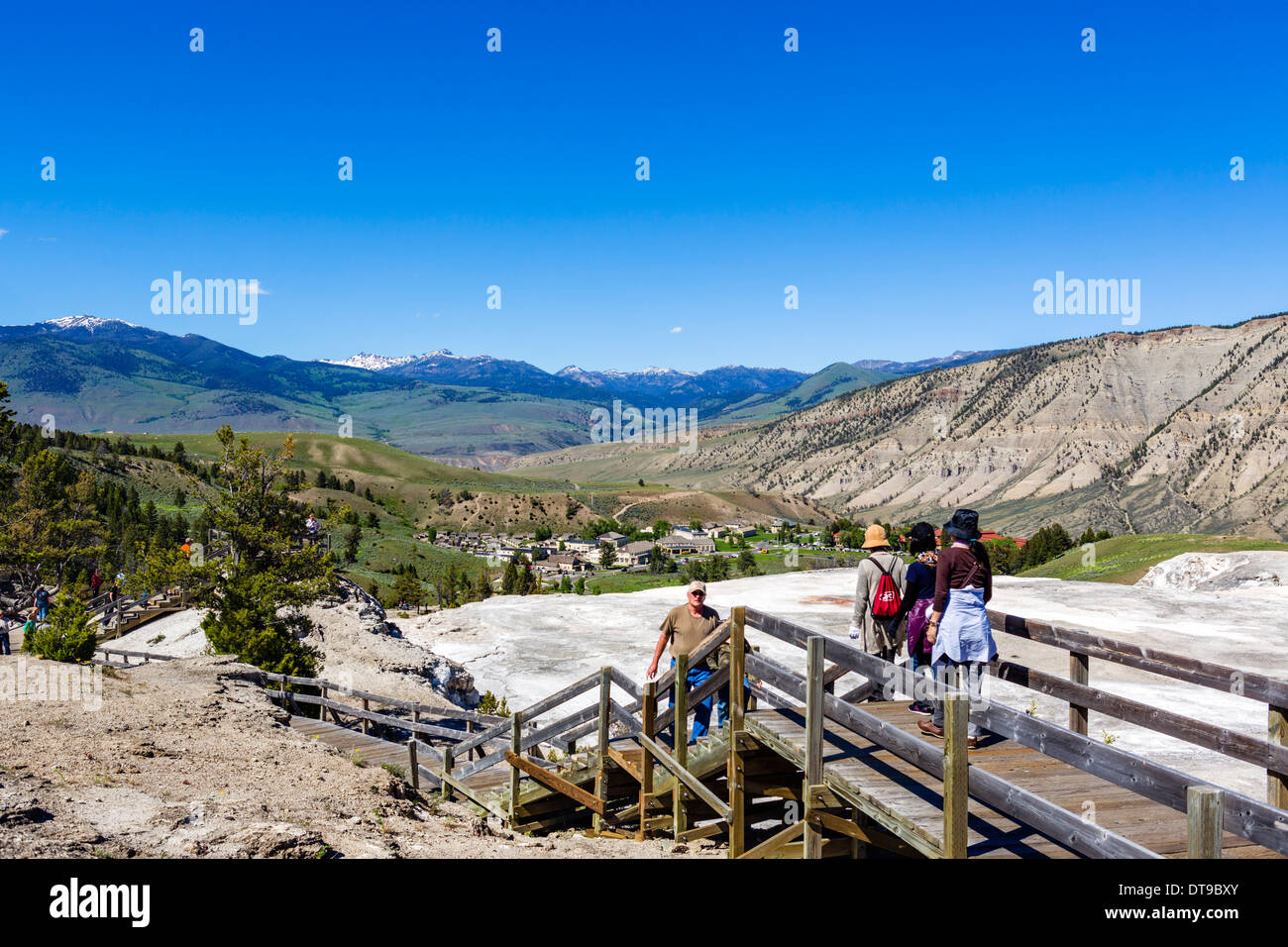 Promenade entlang der Hauptterrasse in Mammoth Hot Springs Terrassen, Yellowstone-Nationalpark, Wyoming, USA Stockfoto