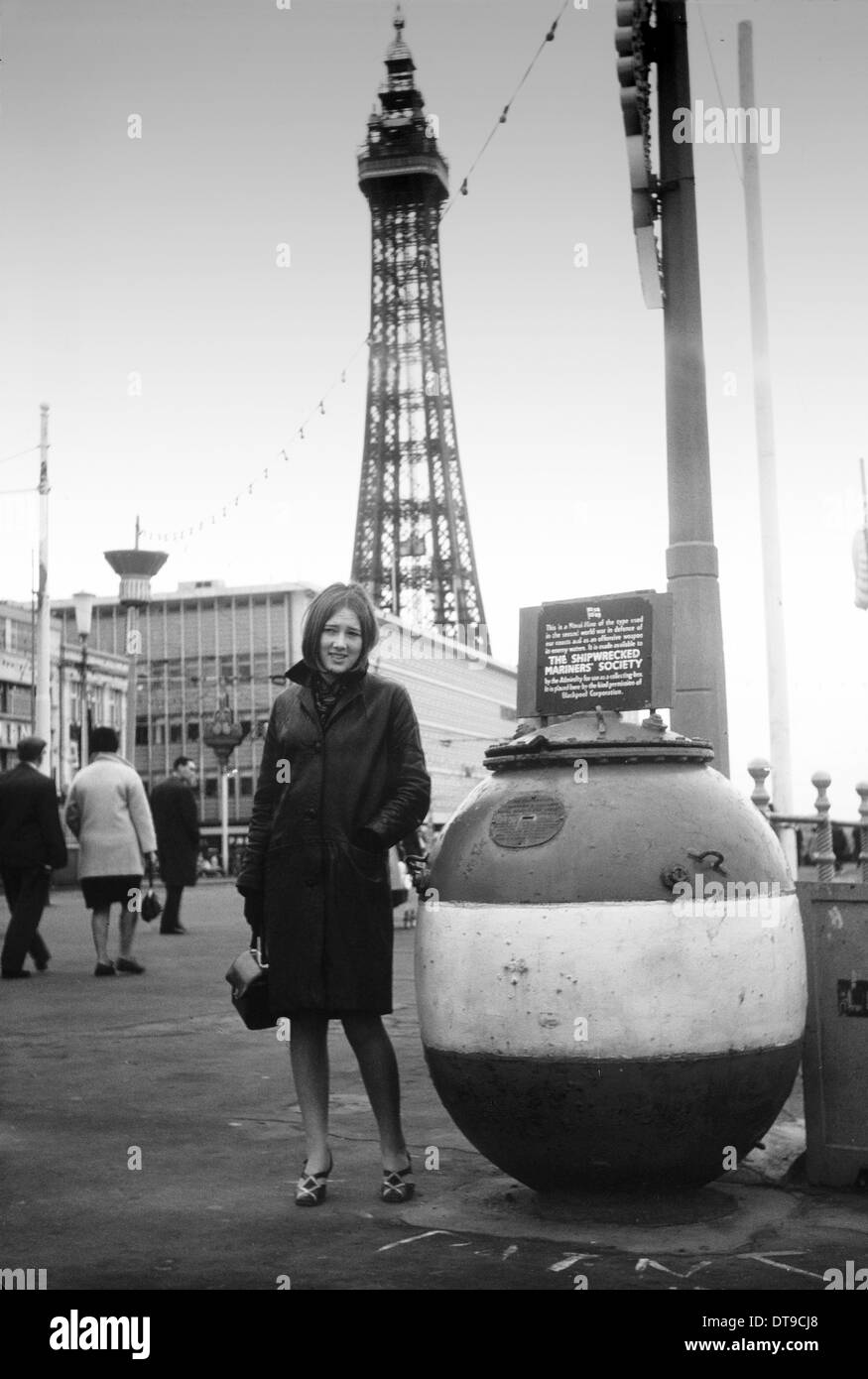 Teenager-Mädchen mit Ledermantel Blackpool Uk 1968 BILD VON DAVID BAGNALL Stockfoto