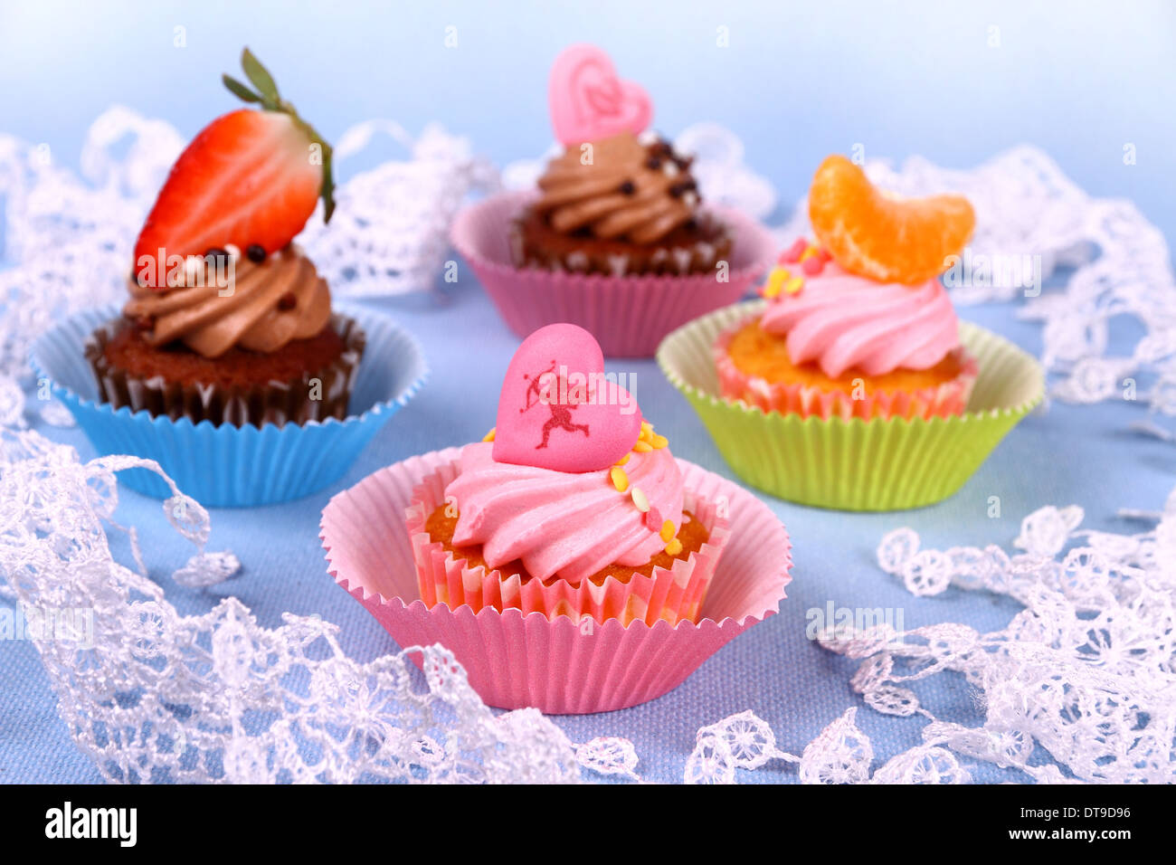 Leckeren Cupcakes mit Engel, Herzen, Mandarine, Erdbeere, lace Stockfoto