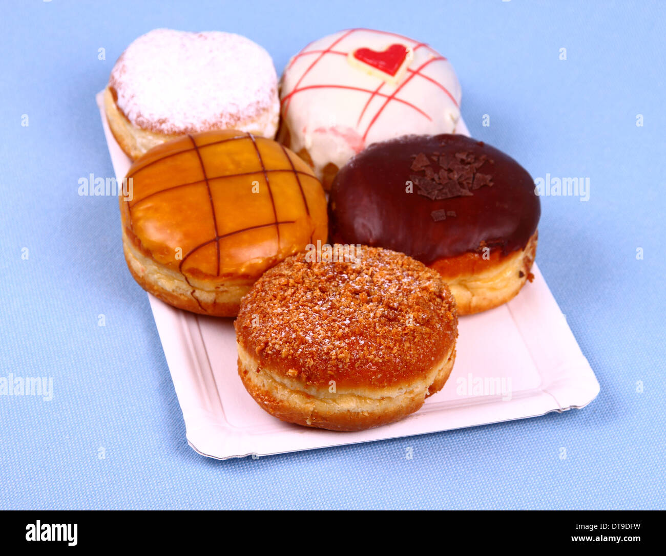 Fünf köstliche, verschiedene Donuts auf Platte, Ansicht von oben Stockfoto