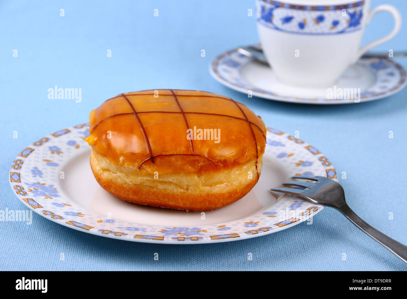 Pudding-Donut kariert mit Schokolade, Nahaufnahme Stockfoto