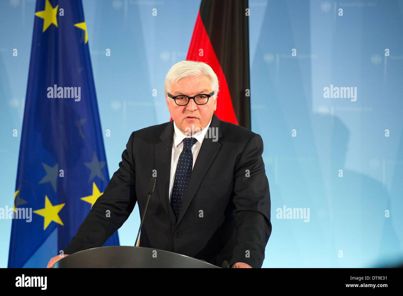 Berlin, Deutschland. 12. Februar 2014. Der deutsche Außenminister Frank-Walter Steinmeier und Minister für auswärtige Angelegenheiten der Republik Togo, Prof. Dr. Robert Dussey zu einem Gespräch im Auswärtigen Amt. Neben den bilateralen Beziehungen zwischen Togo und Deutschland und der Entwicklung, Perspektiven von Togo und die Sicherheitslage in der Sahel-Zone und aktuelle Entwicklungen in Afrika im Mittelpunkt des Gesprächs. Bildnachweis: Goncalo Silva/NurPhoto/ZUMAPRESS.com/Alamy Live-Nachrichten Stockfoto