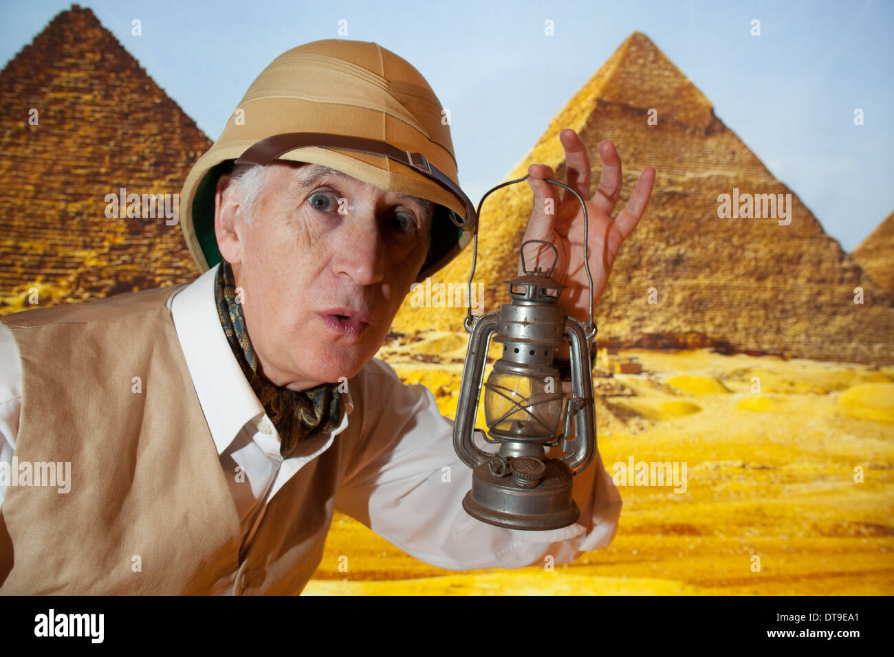Terry Deary britische Kinderbuchautorin der schreckliche Geschichten Bücher Serie mit einer ägyptischen Pyramide-Szene Stockfoto