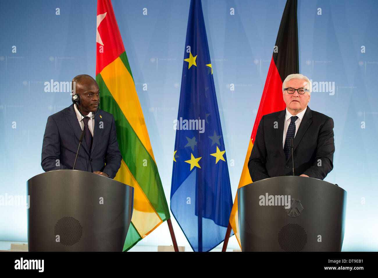 Berlin, Deutschland. 12. Februar 2014. Der deutsche Außenminister Frank-Walter Steinmeier und Minister für auswärtige Angelegenheiten der Republik Togo, Prof. Dr. Robert Dussey zu einem Gespräch im Auswärtigen Amt. Neben den bilateralen Beziehungen zwischen Togo und Deutschland und der Entwicklung, Perspektiven von Togo und die Sicherheitslage in der Sahel-Zone und aktuelle Entwicklungen in Afrika im Mittelpunkt des Gesprächs. Bildnachweis: Goncalo Silva/NurPhoto/ZUMAPRESS.com/Alamy Live-Nachrichten Stockfoto