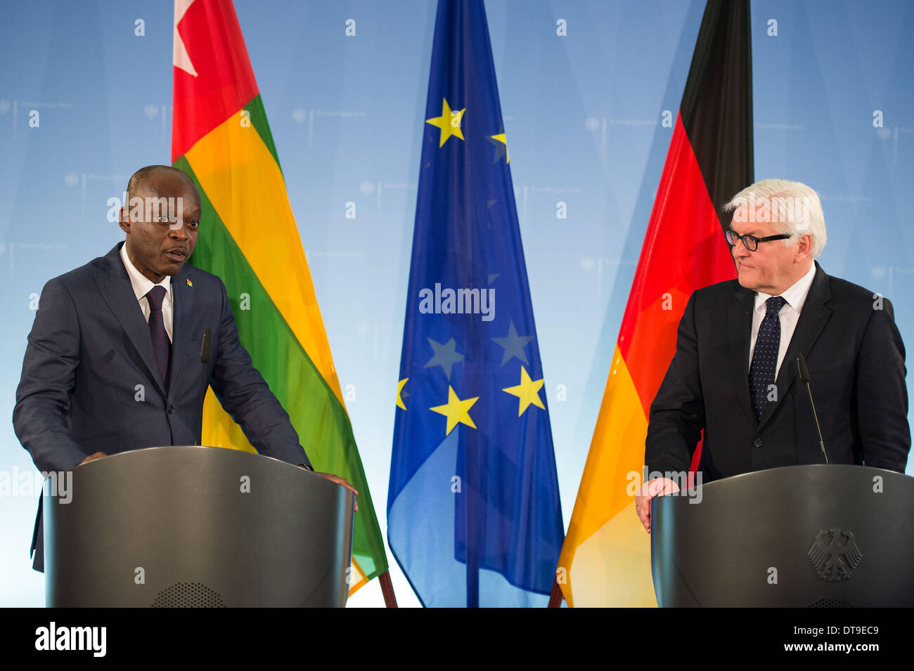 Berlin, Deutschland. 12. Februar 2014. Der deutsche Außenminister Frank-Walter Steinmeier und Minister für auswärtige Angelegenheiten der Republik Togo, Prof. Dr. Robert Dussey zu einem Gespräch im Auswärtigen Amt. Neben den bilateralen Beziehungen zwischen Togo und Deutschland und der Entwicklung, Perspektiven von Togo und die Sicherheitslage in der Sahel-Zone und aktuelle Entwicklungen in Afrika im Mittelpunkt des Gesprächs. Bildnachweis: Goncalo Silva/NurPhoto/ZUMAPRESS.com/Alamy Live-Nachrichten Stockfoto