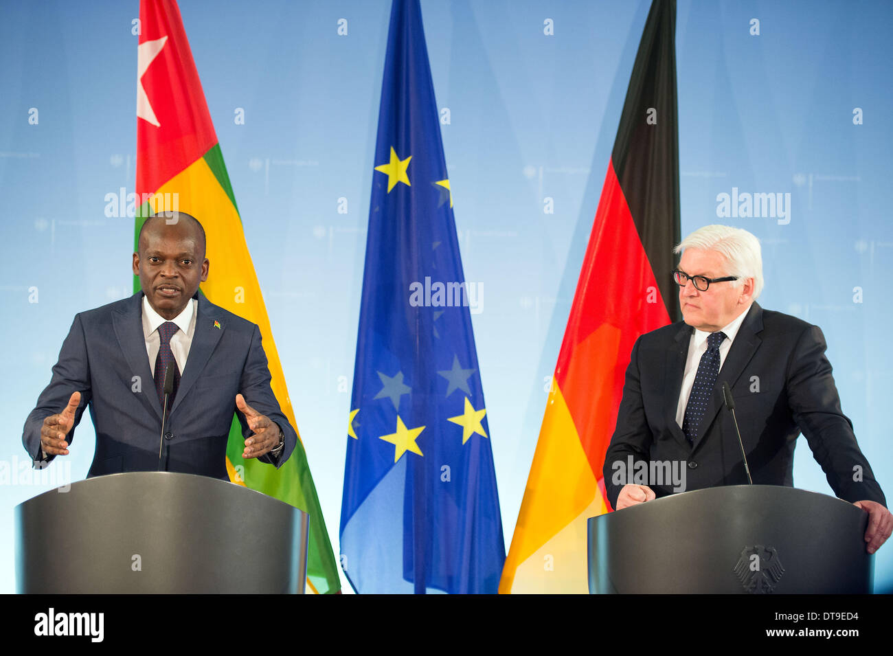 Berlin, Deutschland. 12. Februar 2014. Der deutsche Außenminister Frank-Walter Steinmeier und Minister für auswärtige Angelegenheiten der Republik Togo, Prof. Dr. Robert Dussey zu einem Gespräch im Auswärtigen Amt. Neben den bilateralen Beziehungen zwischen Togo und Deutschland und der Entwicklung, Perspektiven von Togo und die Sicherheitslage in der Sahel-Zone und aktuelle Entwicklungen in Afrika im Mittelpunkt des Gesprächs. Bildnachweis: Goncalo Silva/NurPhoto/ZUMAPRESS.com/Alamy Live-Nachrichten Stockfoto