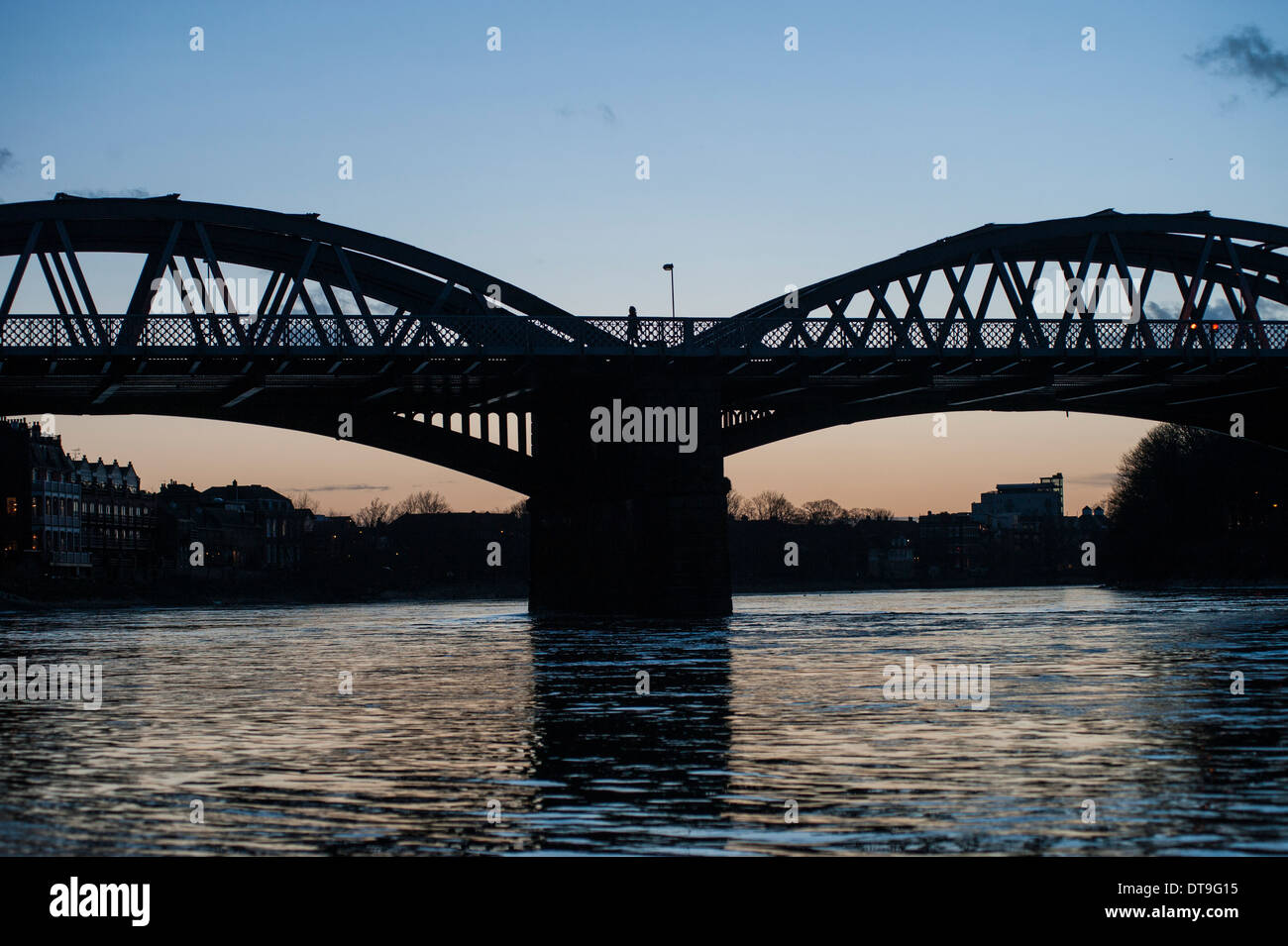 Menschen, die Barnes-Brücke in London in der Abenddämmerung Stockfoto