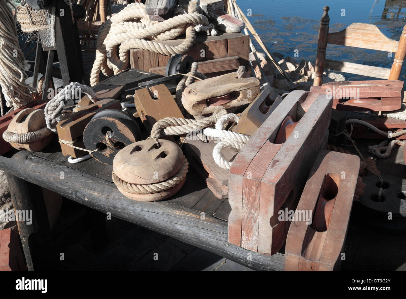 Segeln Sie Bootszubehör, Teil einer Anzeige in der Werft der Karavellen, Huelva, Andalusien, Spanien. Stockfoto