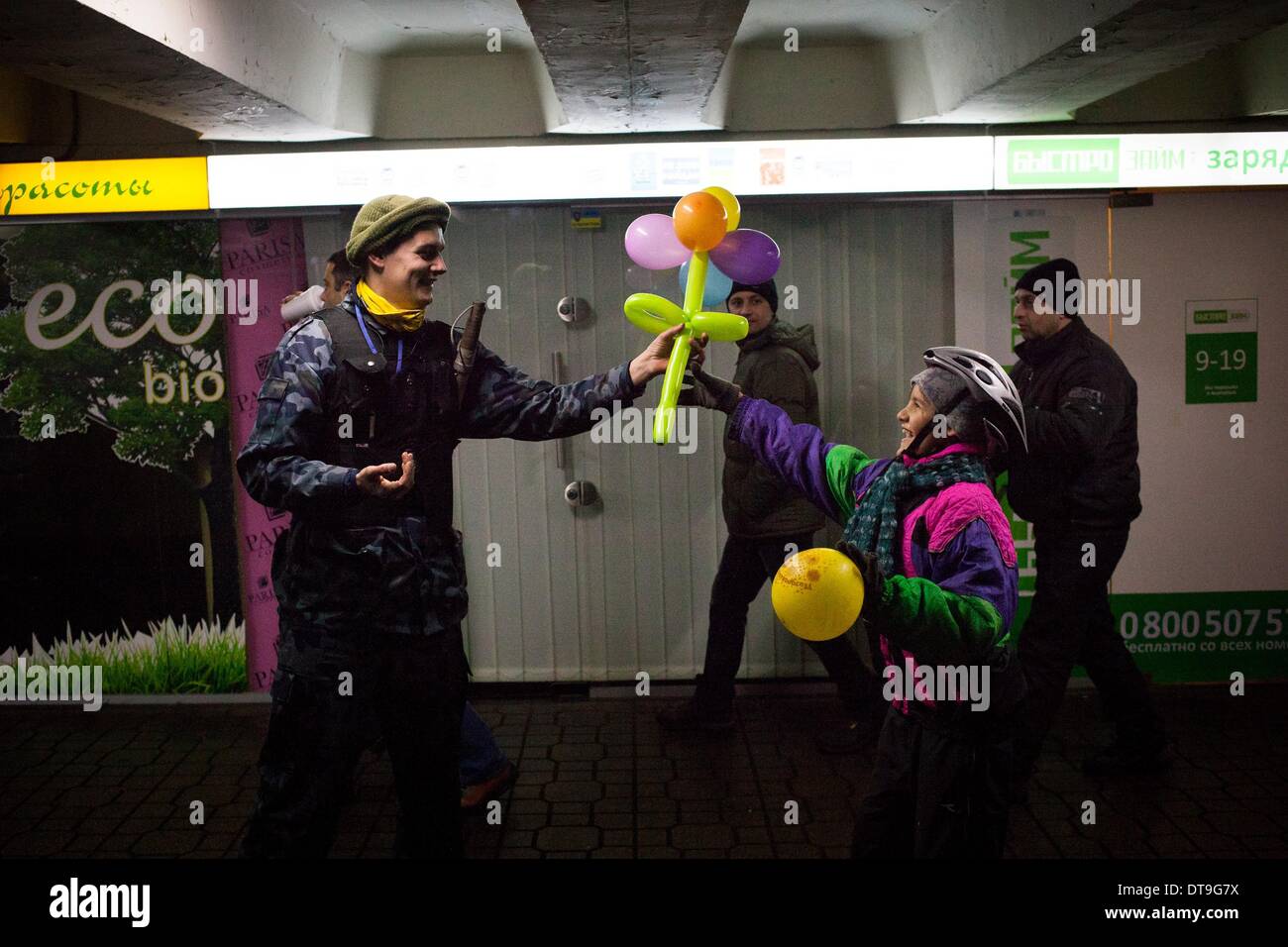 Kiew, Ukraine. 9. Februar 2014. Anti-Protestester gekleidet in Armee Anzug spielt mit einem Kind in der Nähe von Majdan am 9. Februar 2014 in Kiew, Ukraine. Foto von Emeric Fohlen/NurPhoto Credit: Emeric Fohlen/NurPhoto/ZUMAPRESS.com/Alamy Live-Nachrichten Stockfoto