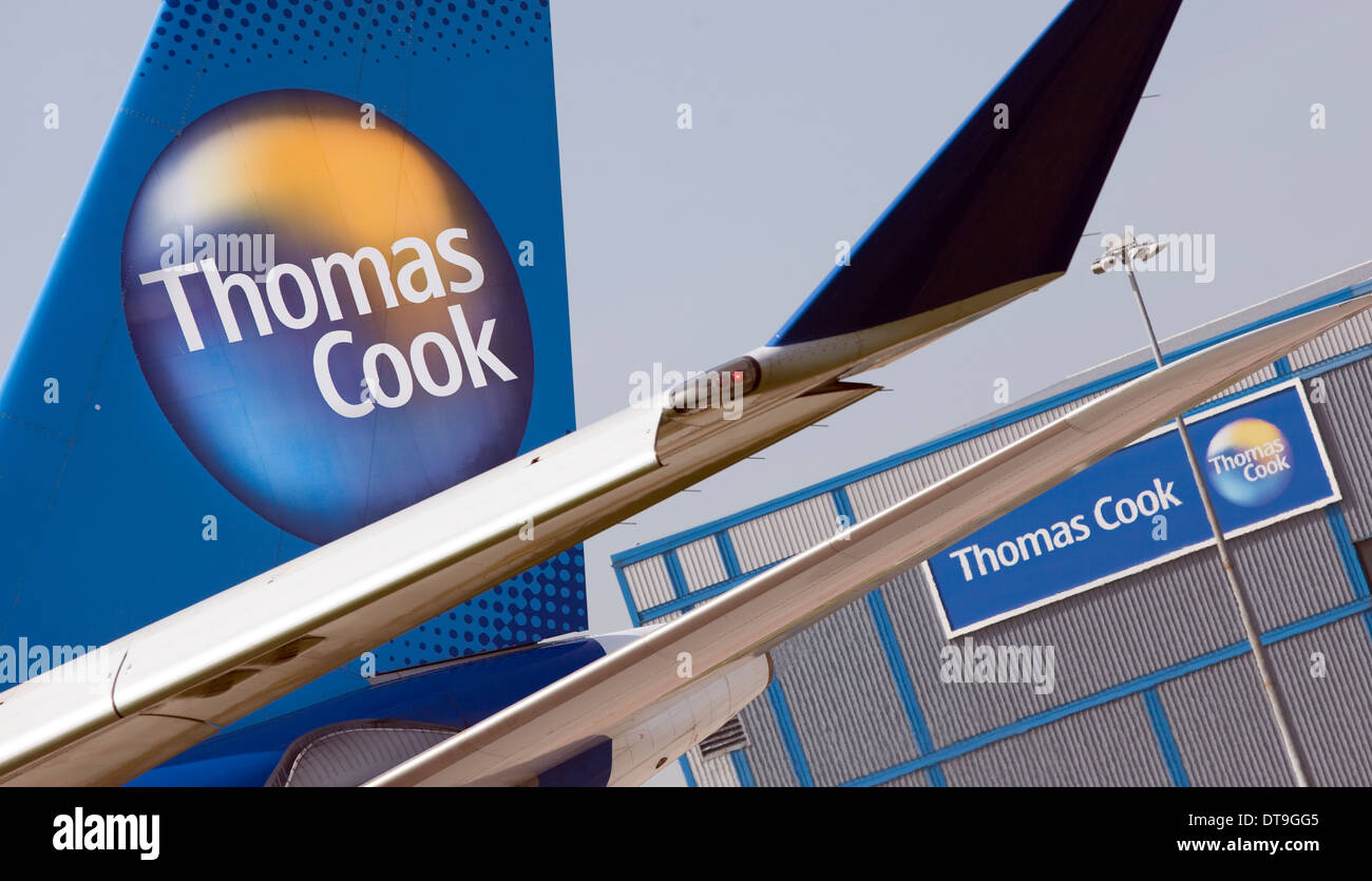 Manchester Flughafen ein Thomas Cook Airbus A330 übergibt ihre Wartung-Aufhänger Stockfoto