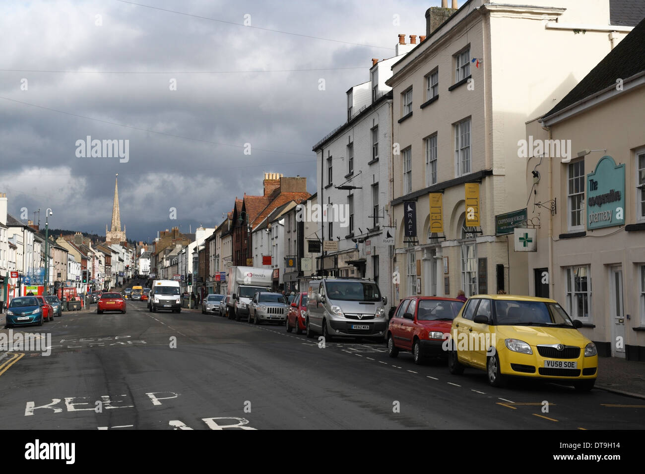 Monnow Street in Monmouth Wales, Großbritannien, dem wichtigsten Einkaufsviertel im Stadtzentrum von Walisisch Stockfoto