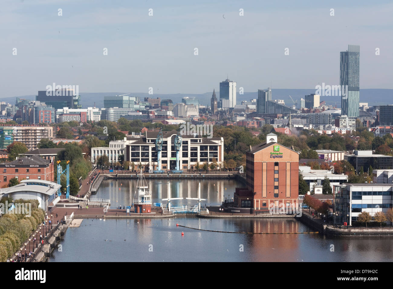 Salford Quays dockt Blick auf Manchester City Centre und der Pennine Hills jenseits Stockfoto