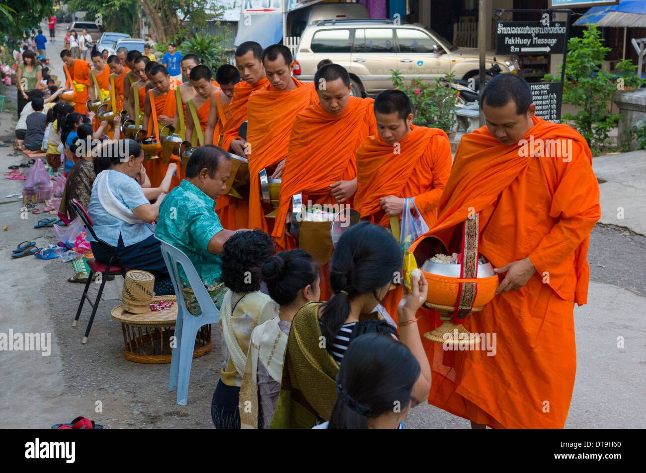 Buddhistische Mönche auf ihre Morgen Almosen Runde am ersten Tag des neuen Jahres, Lao Neujahr (Pi Mai Lao), Luang Prabang, Laos Stockfoto