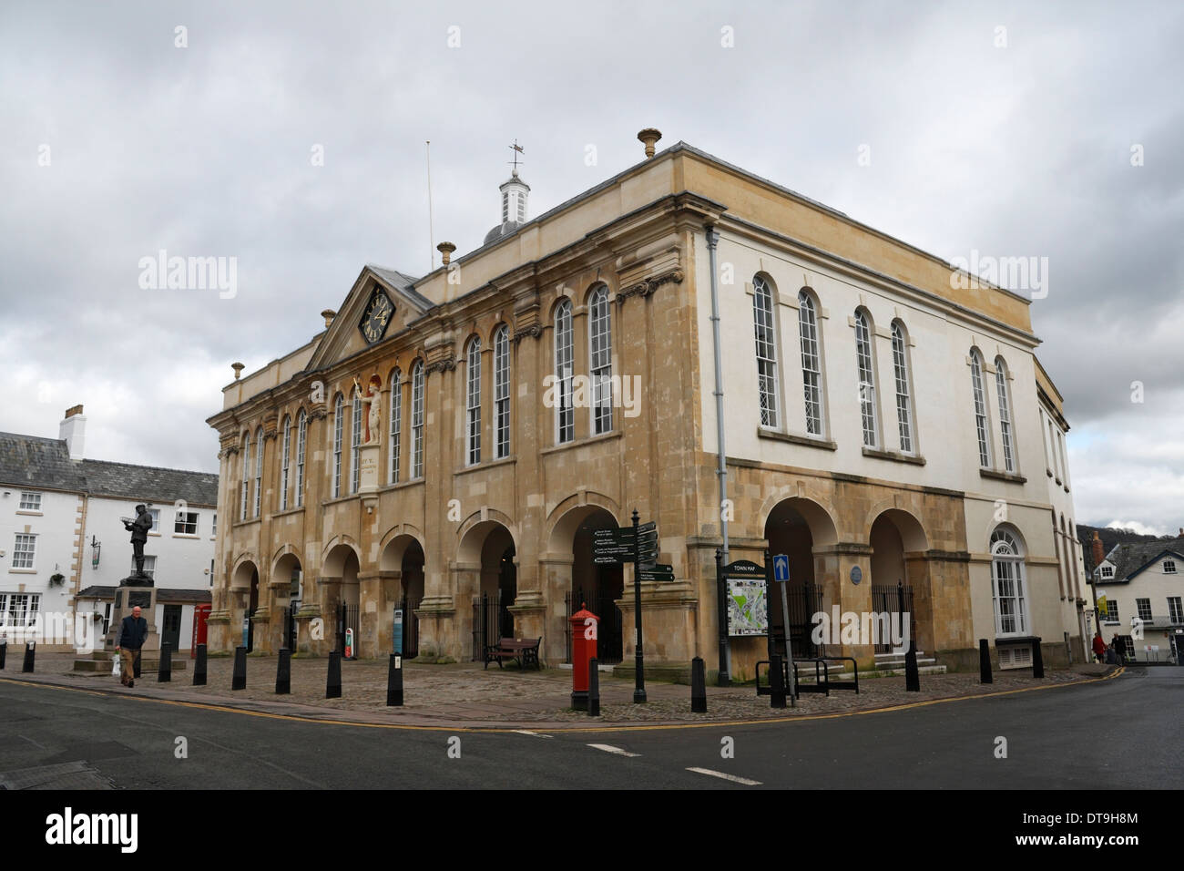 Die Shire Hall am Agincourt Square in Monmouth Wales, Großbritannien, Klasse 1, ist denkmalgeschütztes Gebäude im Stadtzentrum Stockfoto