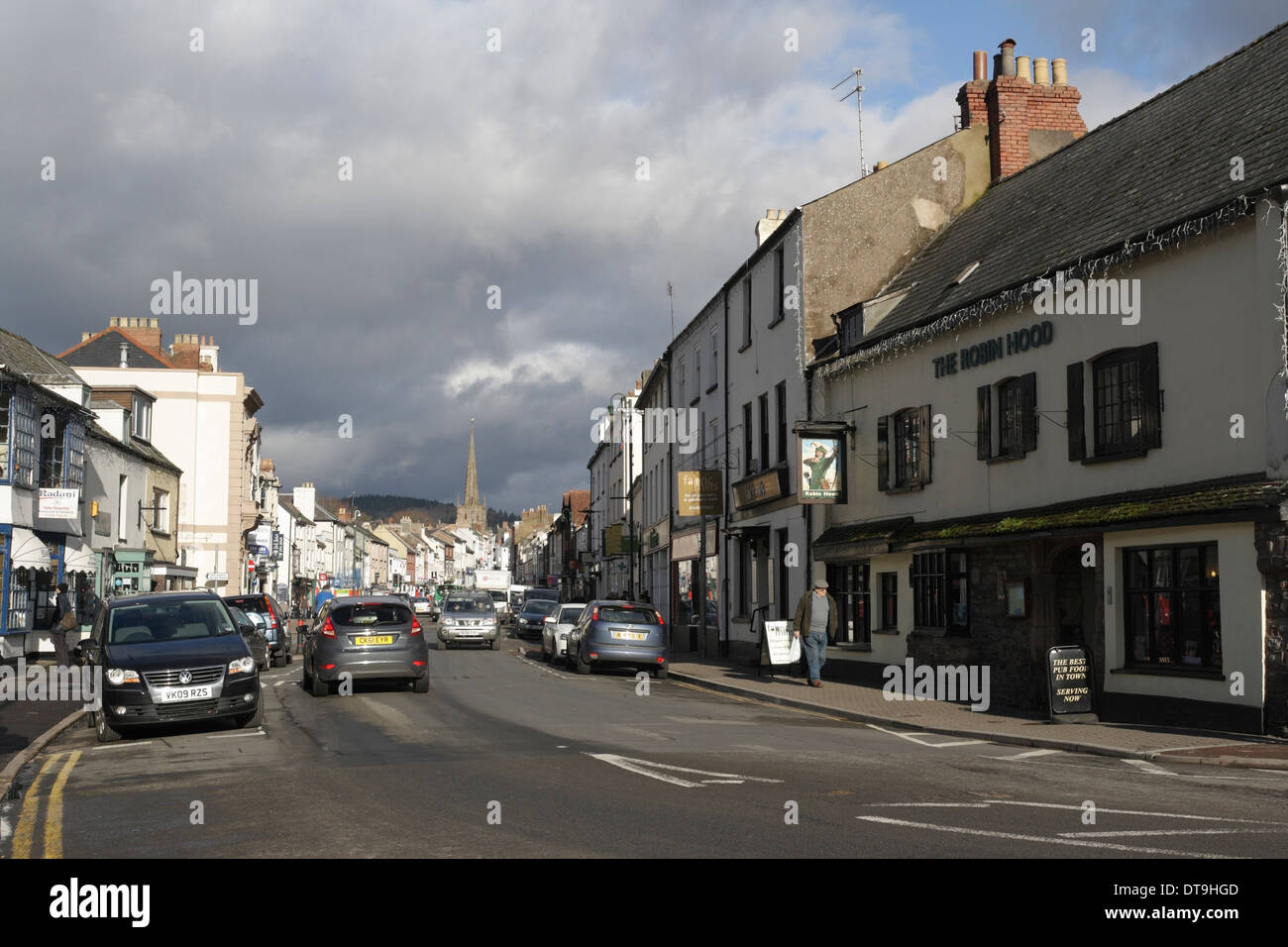 Monnow Street in Monmouth Wales, Großbritannien, dem wichtigsten Einkaufsviertel im Stadtzentrum von Walisisch Stockfoto