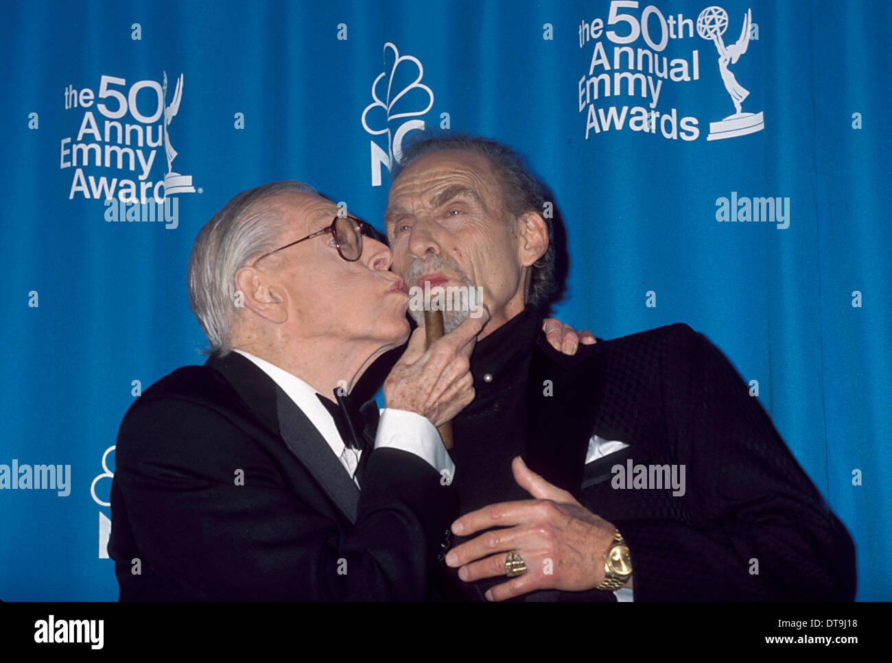 USA. TV-Komiker Sid Caesar, der den Standard für TV-Comedy in den frühen 1950er Jahren festgelegt, ist bei 91 gestorben. 12. Februar 2014. Im Bild: Sep 13, 1998; Los Angeles, Kalifornien, US - Schauspieler MILTON BERLE (mit Zigarre) küsst Schauspieler SID CAESAR auf die Wange auf der 1998 Primetime Emmy Awards (50. jährlich) im Shrine Auditorium Theater statt. © Kathy Hutchins/ZUMAPRESS.com/Alamy Live-Nachrichten Stockfoto