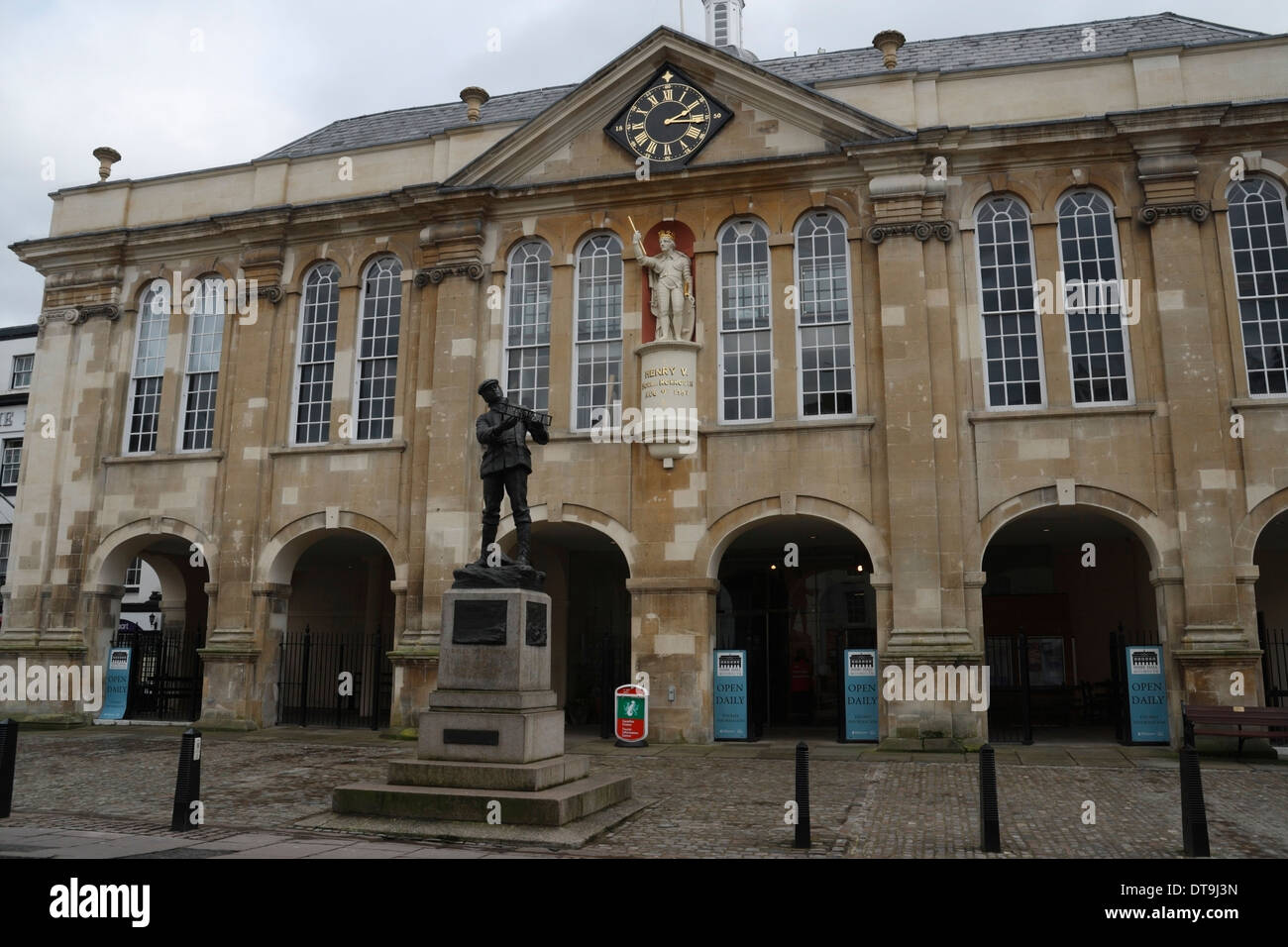Die Shire Hall am Agincourt Square in Monmouth Wales, Großbritannien, Klasse 1, ist denkmalgeschütztes Gebäude im Stadtzentrum Stockfoto