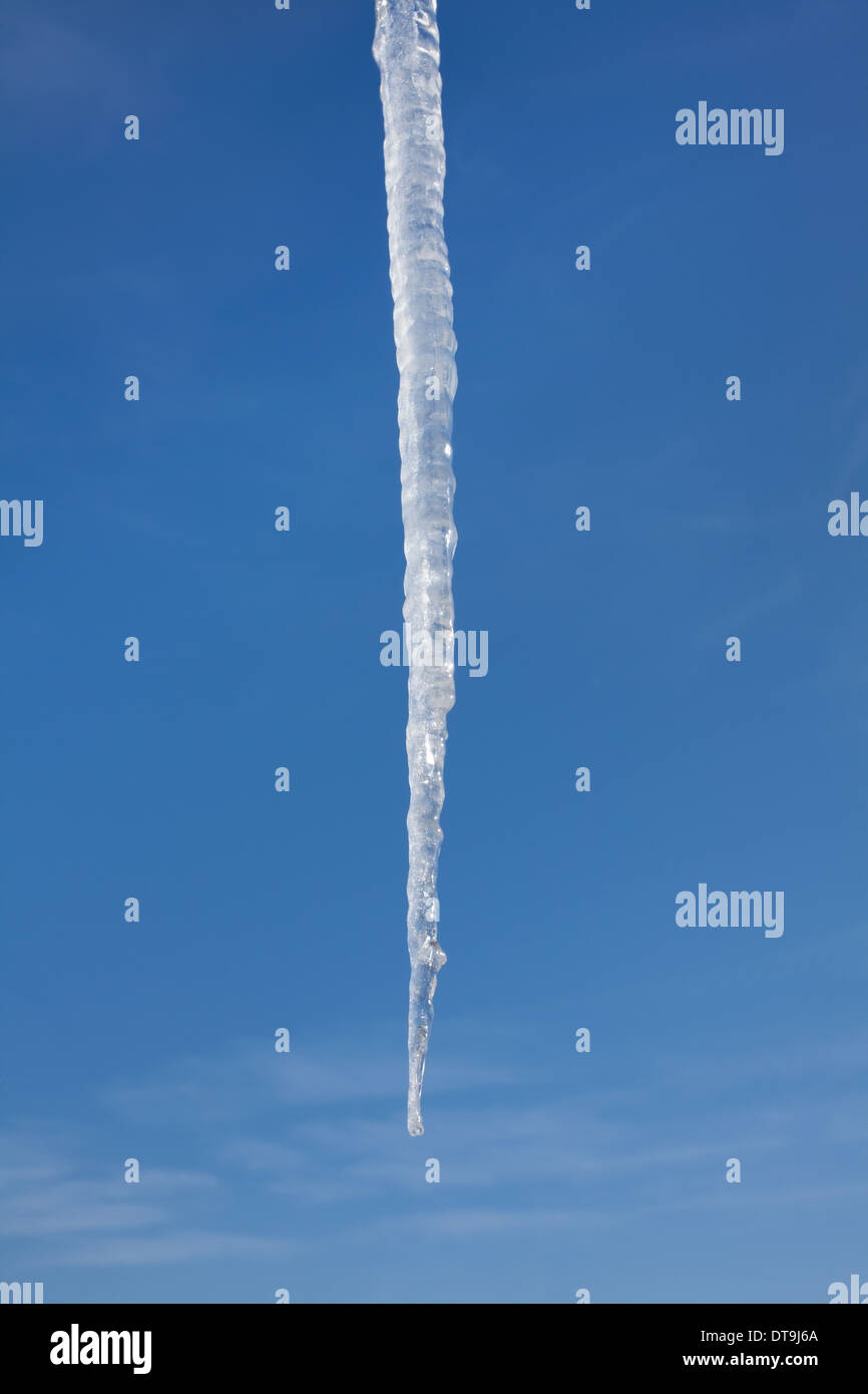 Eiszapfen single auf Himmelshintergrund Stockfoto