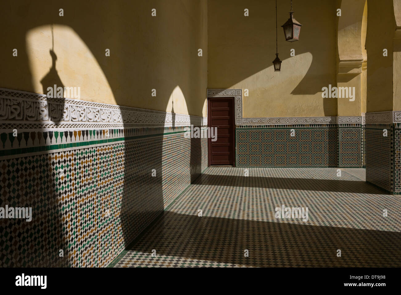 Schatten fällt auf Fliesen in das Grab des Sultans Moulay Ismail, Meknès, Marokko Stockfoto