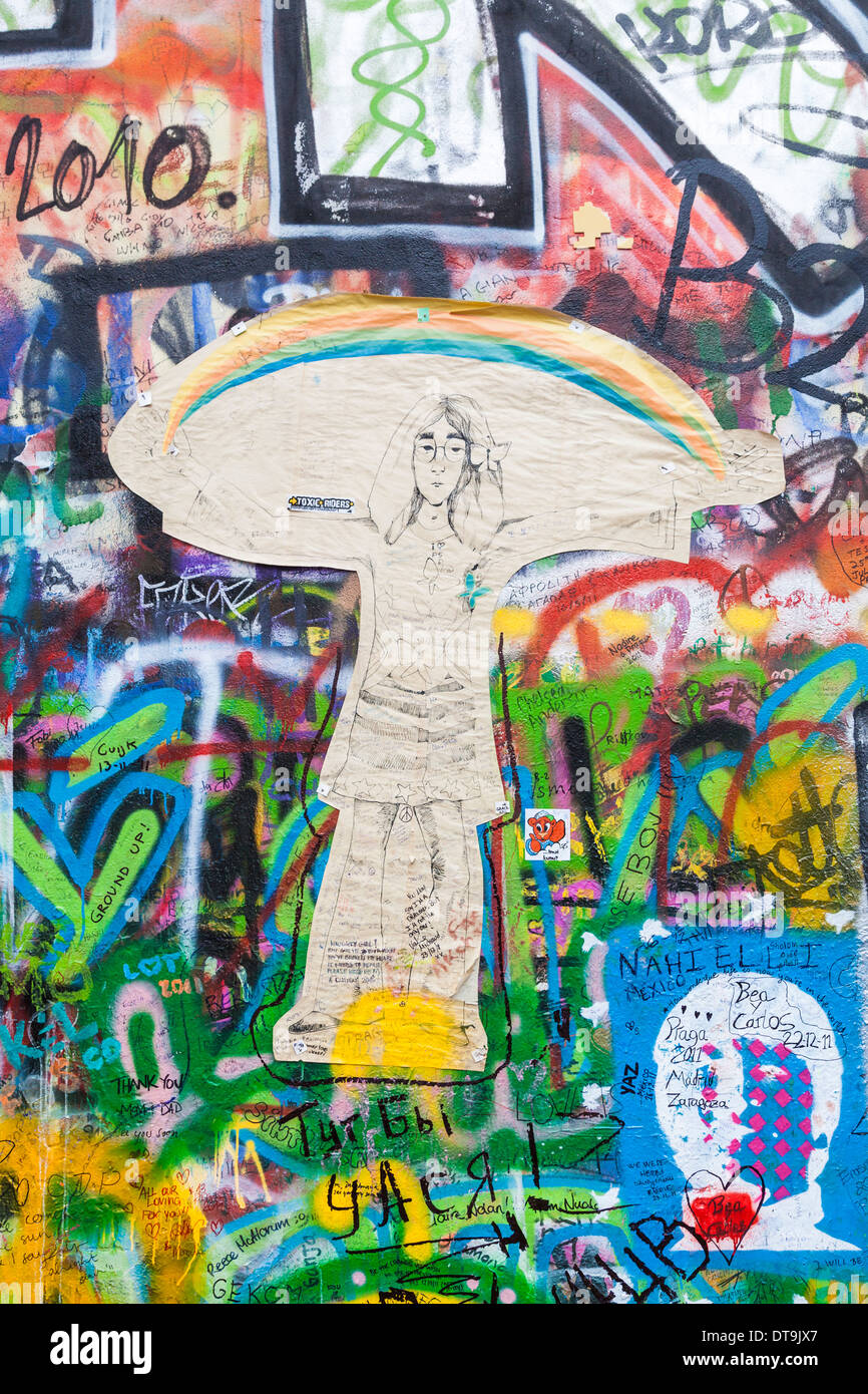 Die legendären John Lennon Mauer Gedenkstätte auf der Kleinseite, Prag, Tschechische Republik mit bunten Tribut Graffiti, Gemälde und Zeichnungen Stockfoto