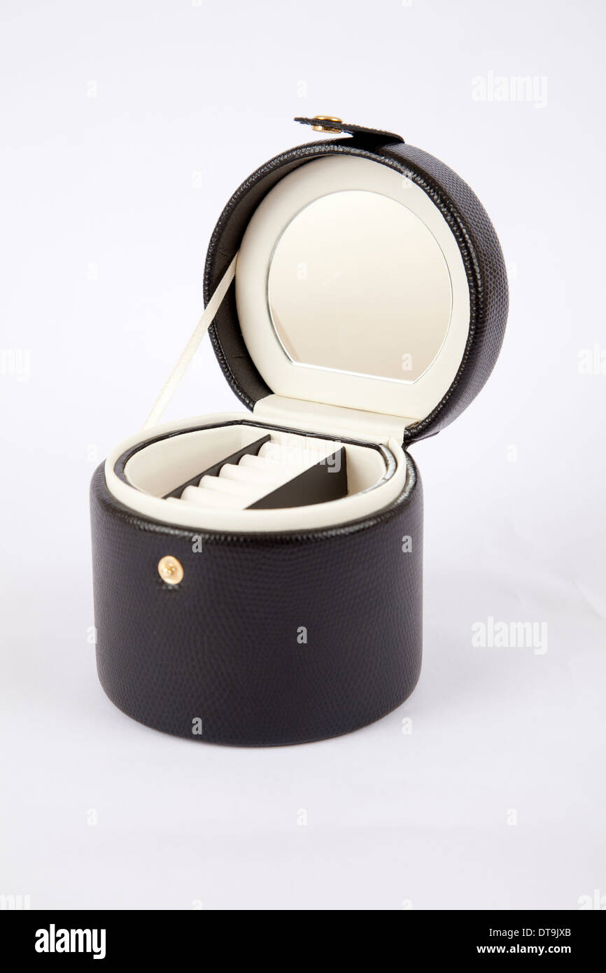 Leer aus schwarzem Leder und Sahne runden Schmuckkästchen mit Spiegel Stockfoto