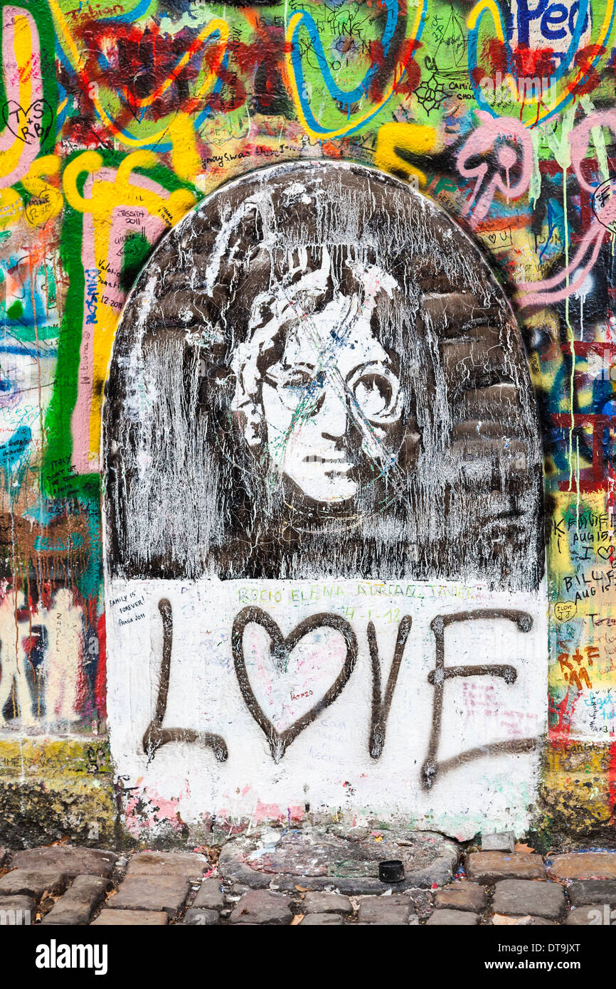 Die legendären John Lennon Mauer Gedenkstätte auf der Kleinseite, Prag, Tschechische Republik mit bunten Tribut Graffiti, Gemälde und Zeichnungen Stockfoto