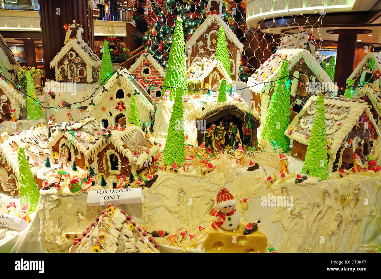 Lebkuchenhaus Weihnachten anzeigen on-Board-Cunard 'Queen Victoria' Kreuzfahrt Schiff, Mittelmeer, Europa Stockfoto