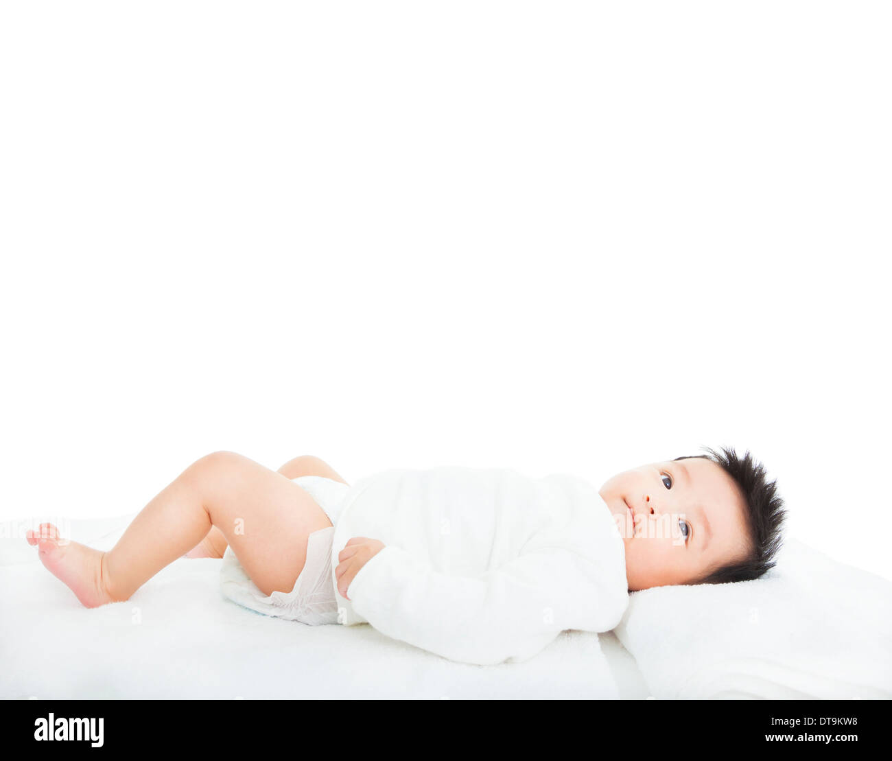 niedlichen Kleinkind Neugeborenes liegend auf Handtuch auf weißem Hintergrund Stockfoto