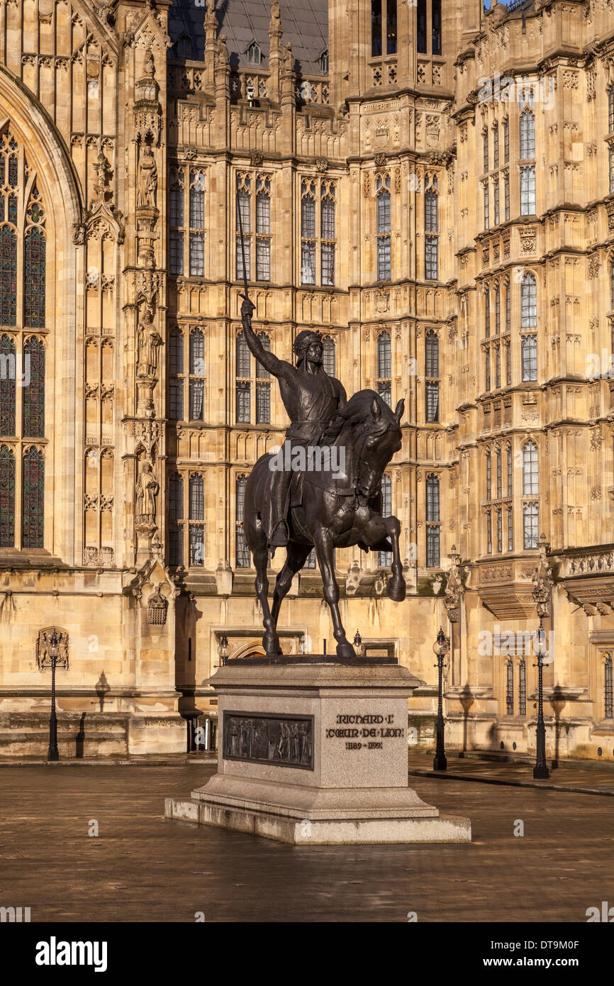 Richard die erste Richard das Lionheart Monument an die Houses of Parliament im warmen Nachmittag Licht, London, England Stockfoto