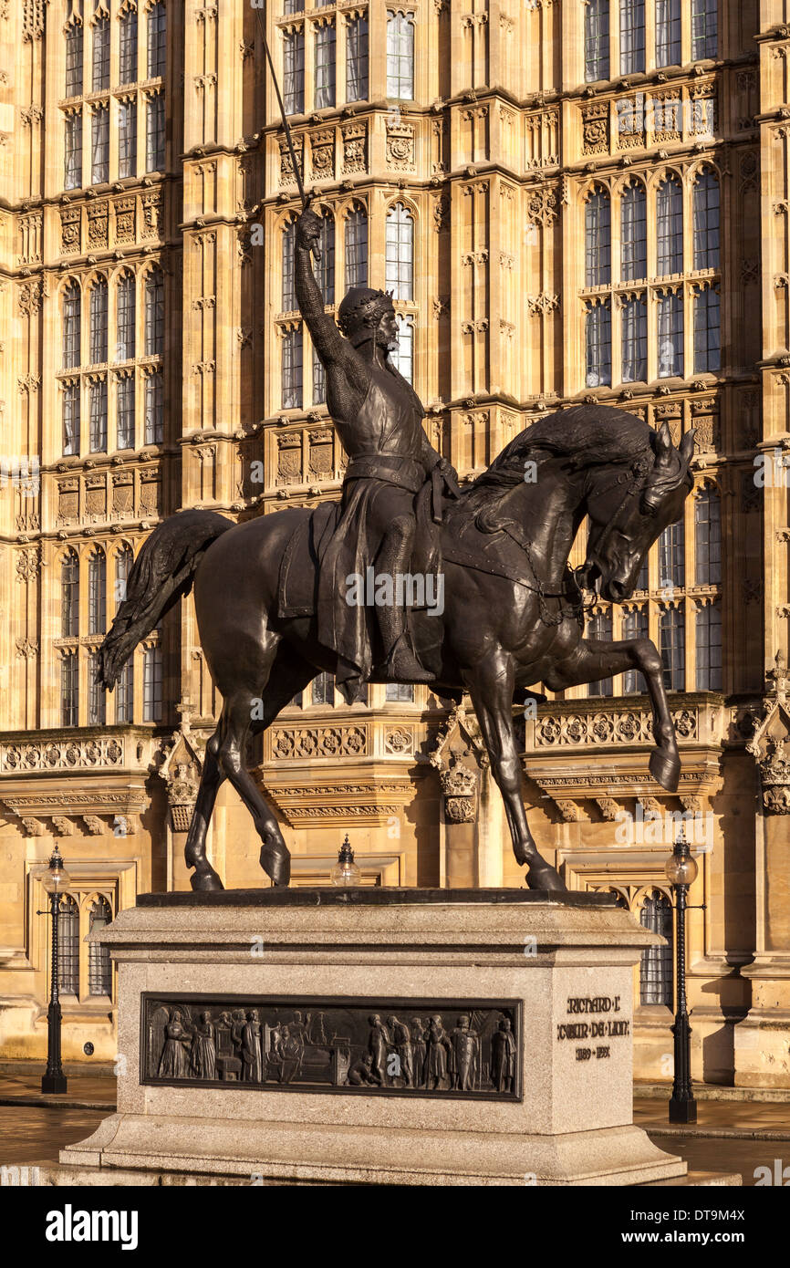 Richard das Lionheart Monument an die Houses of Parliament im warmen Nachmittag Licht, London, England Stockfoto