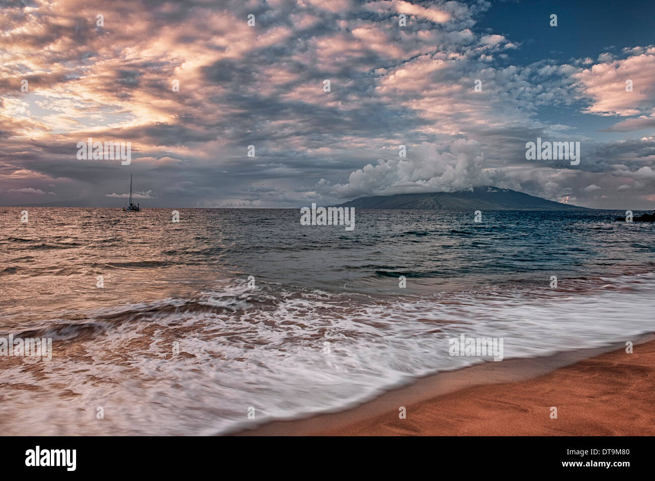 Makena Beach-Blick auf spektakuläre Wolkenformationen bei Sonnenuntergang auf Hawaii Insel Maui. Stockfoto