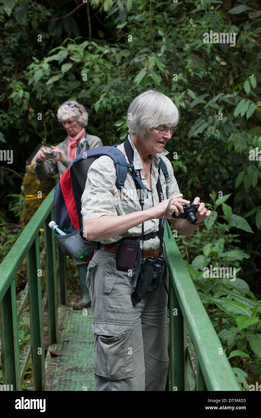 Savegre Fluss. Las Katarakte. San treffen de Doto. Costa Rica. Öko-Touristen aus Sicht einer Brücke fotografieren. Stockfoto Savegre Fluss. Las Katarakte. San treffen de Doto. Costa Rica. Öko-Touristen aus Sicht einer Brücke fotografieren. Stockfoto