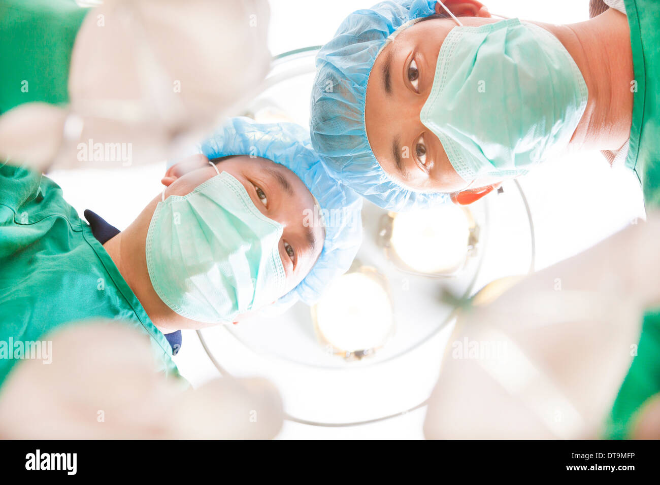 Chirurgen und Assistent tätig mit chirurgischen Instrumenten im Krankenhaus Stockfoto