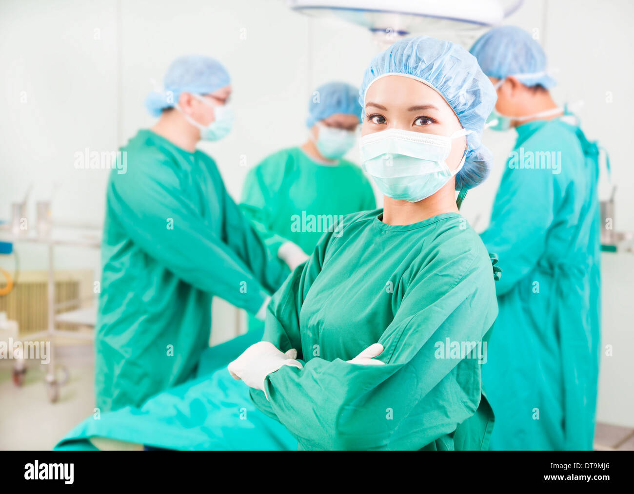 Chirurg, steht man vor einem Kollegen in einer OP im Krankenhaus Stockfoto