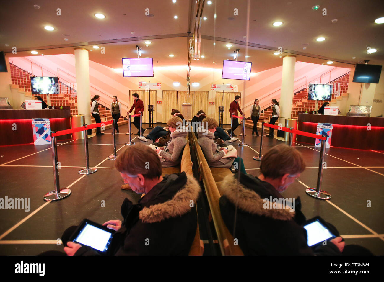 Berlin, Deutschland. 12. Februar 2014. Menschen ruhen in der Zoo-Palast-Kino in Berlin, Deutschland am 12. Februar 2014. Bekannt als "Berlinale Heimat", wurde der Berliner Zoo Palast Kino Berlinale Hauptschauplatz von 1957 bis 1999. Nach umfangreichen Sanierungsarbeiten seit Ende 2010 das Kino wurde am 27. November 2013 wieder eröffnet und wurde wieder ein wichtiger Standort für die 64. Internationalen Filmfestspiele Berlinale im Jahr 2014. © Zhang Fan/Xinhua/Alamy Live-Nachrichten Stockfoto