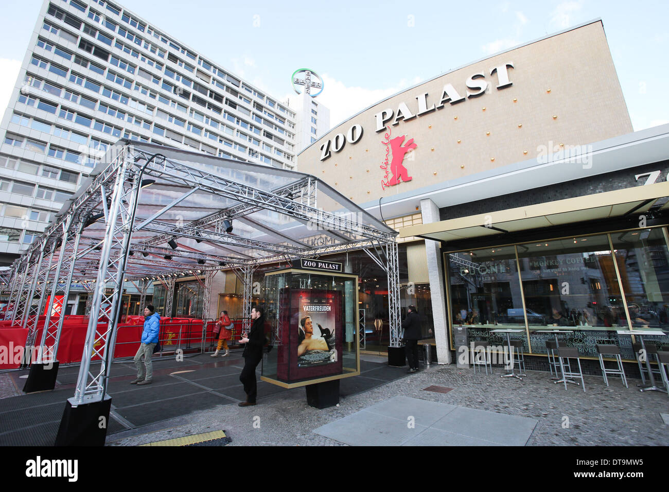 Berlin, Deutschland. 12. Februar 2014. Die Menschen gehen aus dem Zoo-Palast-Kino in Berlin, Deutschland, im 12. Februar 2014. Bekannt als "Berlinale Heimat", wurde der Berliner Zoo Palast Kino Berlinale Hauptschauplatz von 1957 bis 1999. Nach umfangreichen Sanierungsarbeiten seit Ende 2010 das Kino wurde am 27. November 2013 wieder eröffnet und wurde wieder ein wichtiger Standort für die 64. Internationalen Filmfestspiele Berlinale im Jahr 2014. © Zhang Fan/Xinhua/Alamy Live-Nachrichten Stockfoto