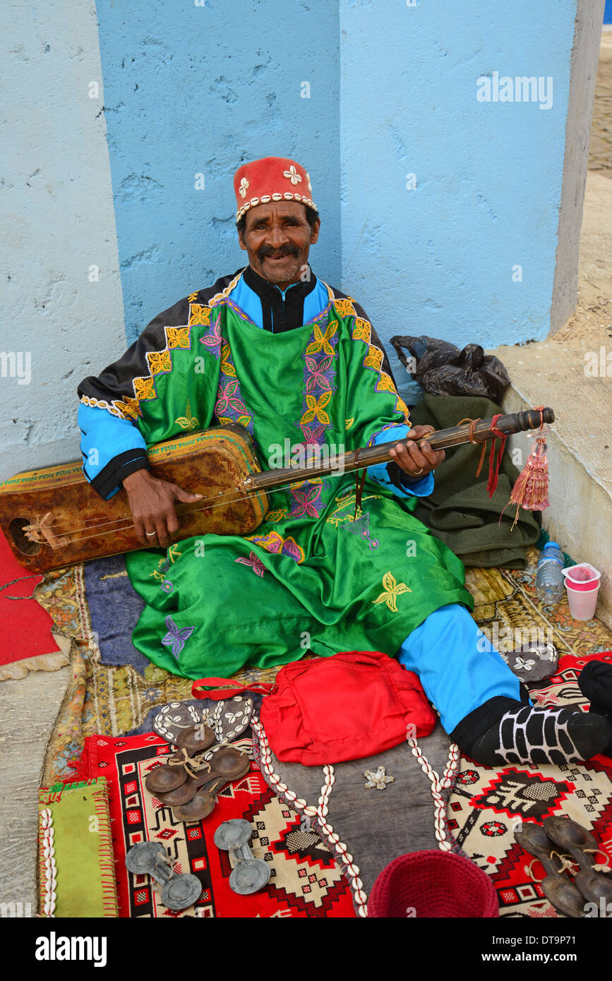 Gnawa-Musiker mit Guembri, Kasbah von Udayas (Qasbah des Oudaya), Königreich von Marokko, Rabat, Rabat-Salé-Zemmour-Zaer Region Stockfoto