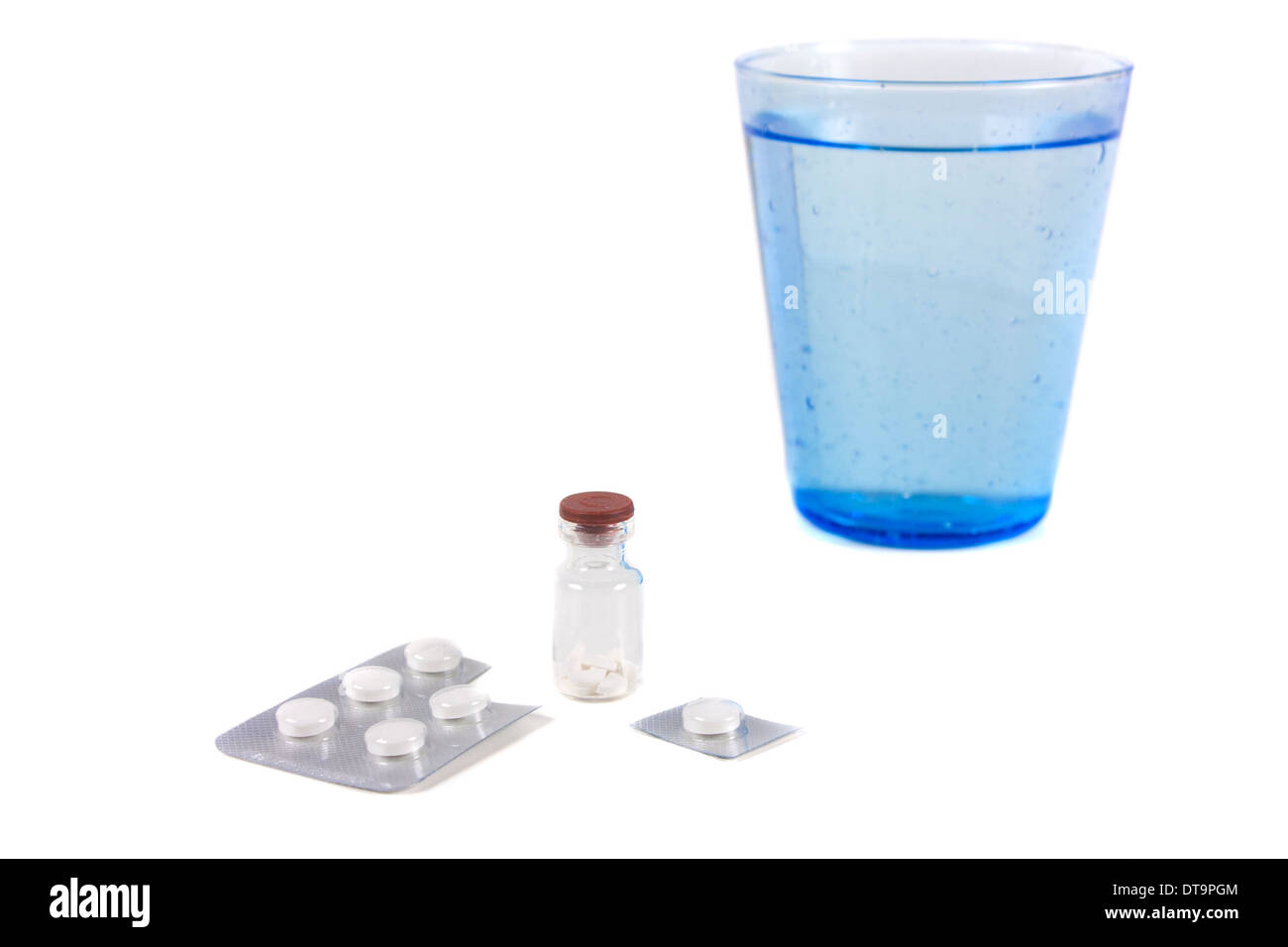 Glas mit Wasser und Tabletten, Pillen auf weißem Hintergrund Stockfoto