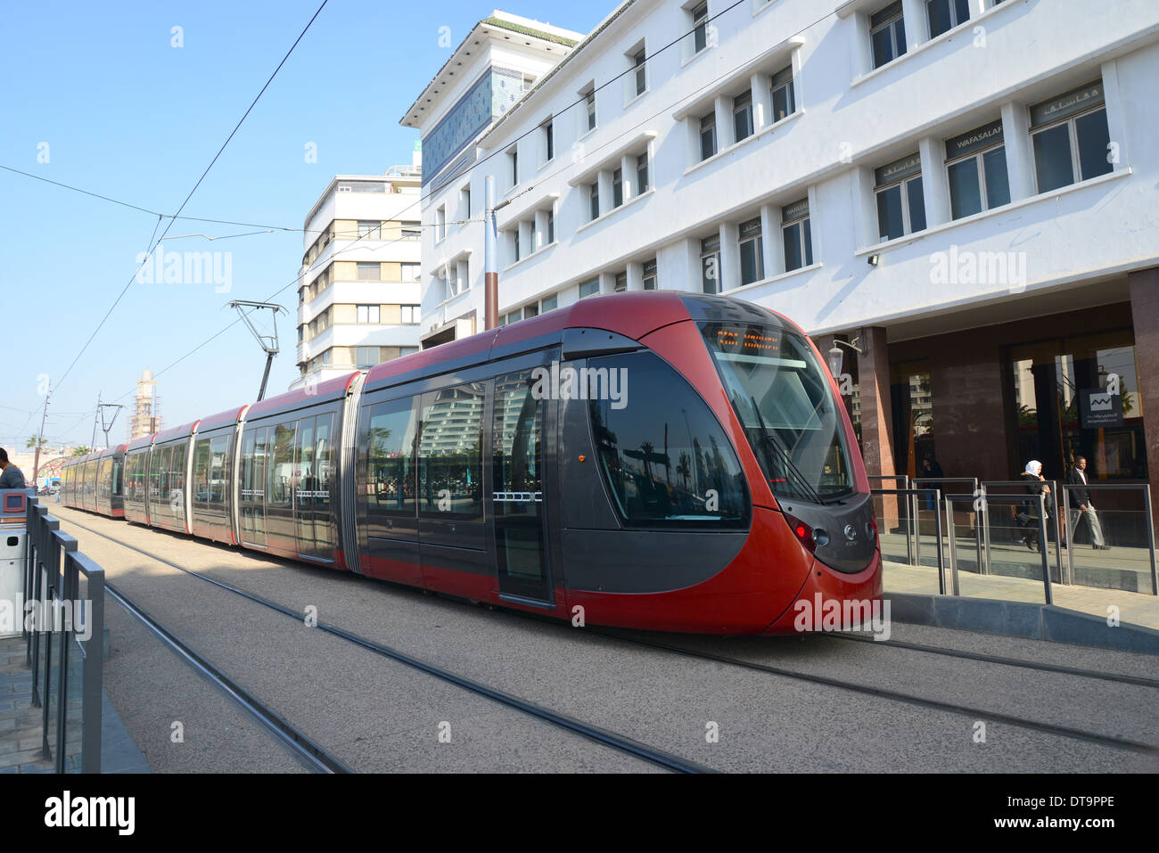 Moderne Straßenbahn auf Grand Casablanca Region, Place des Nations Unies, Casa-Anfa District, Casablanca, Königreich Marokko Stockfoto