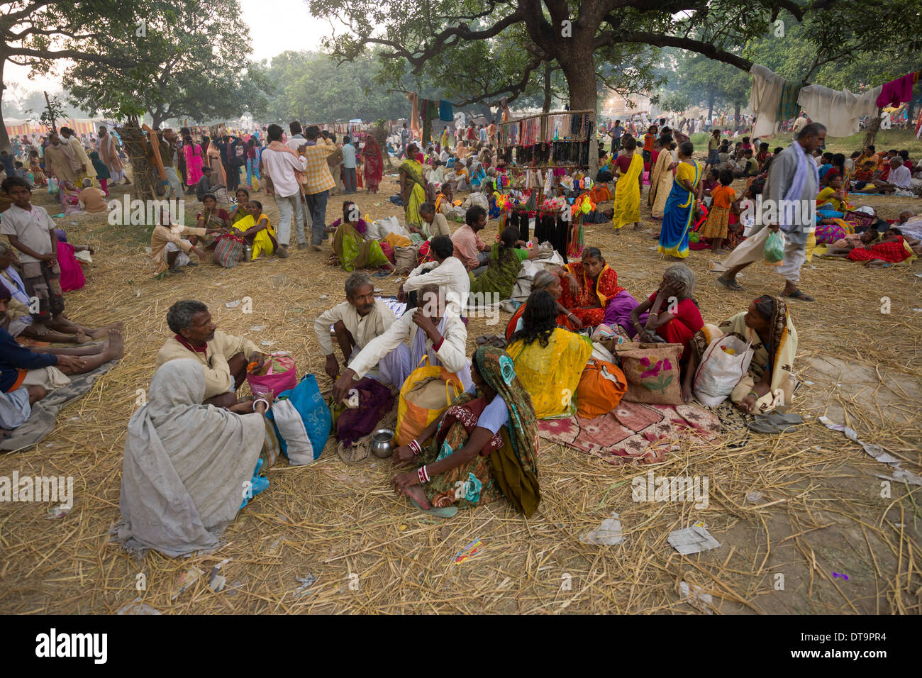 Pilger, die zum Entspannen in den Schatten nach religiösen Baden Sonepur Mela, Sonepur, Bihar, Indien Stockfoto